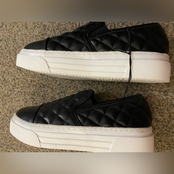 Steve Madden - Kids Luma - Slip On. Size 4 - Picture 2 of 5